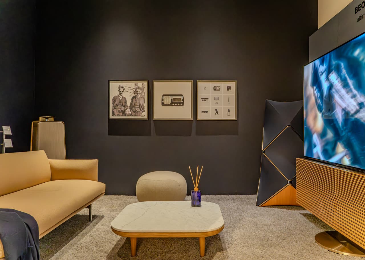 Strefa kina domowego w salonie Bang & Olufsen — telewizor, soundbar i głośniki Beolab