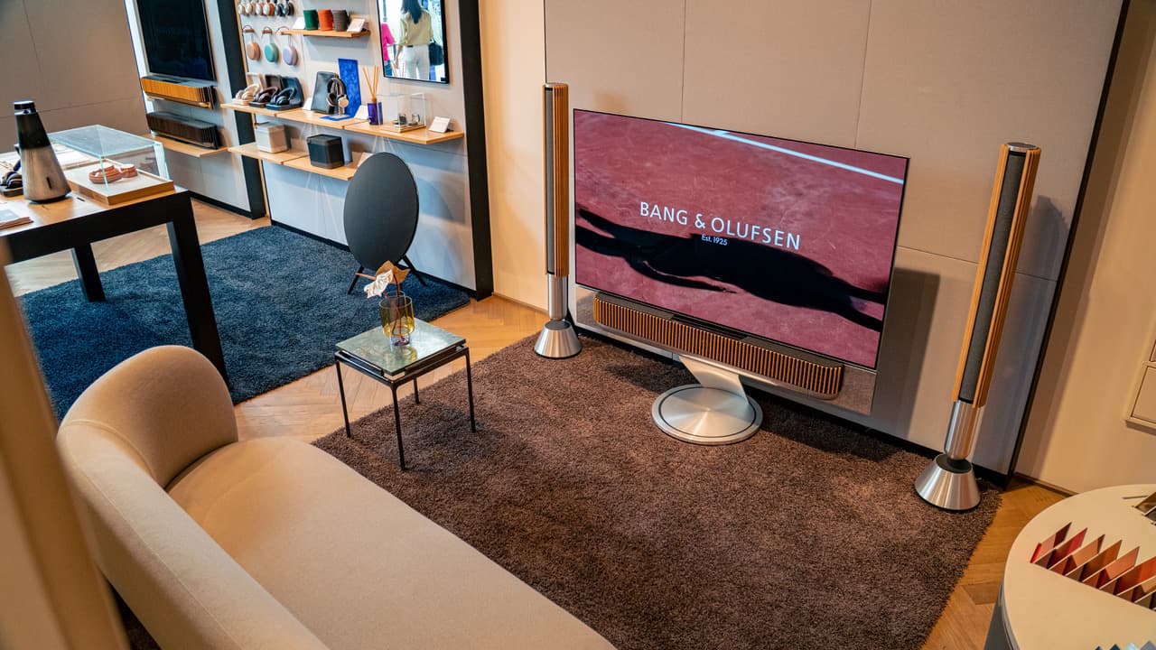 Salon Bang & Olufsen z telewizorem, soundbarem Beosound Stage i parami głośników Beolab 18