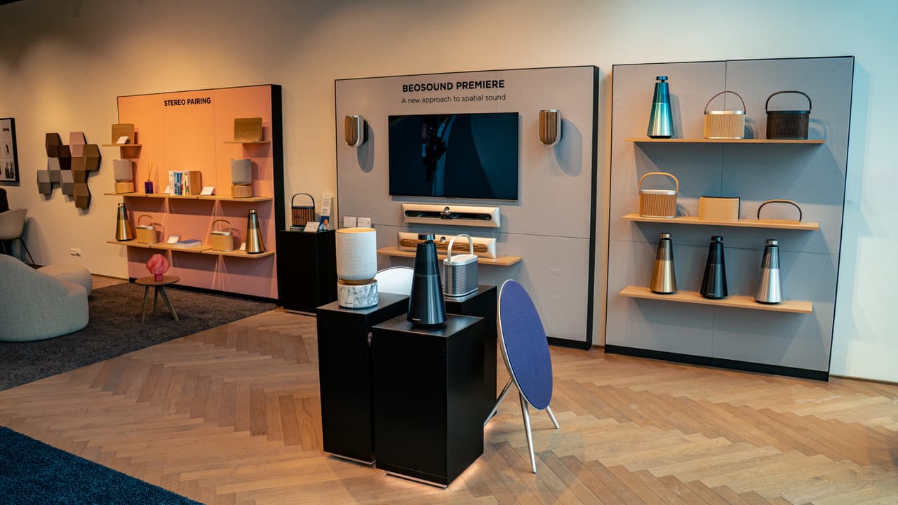 Wnętrze salonu Bang & Olufsen — ekspozycja głośników i strefa konsultacji