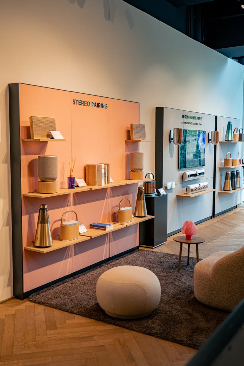 Ekspozycja systemów stereo w salonie Bang & Olufsen — Beosound Balance, Beolab 28 i Beosound Theatre